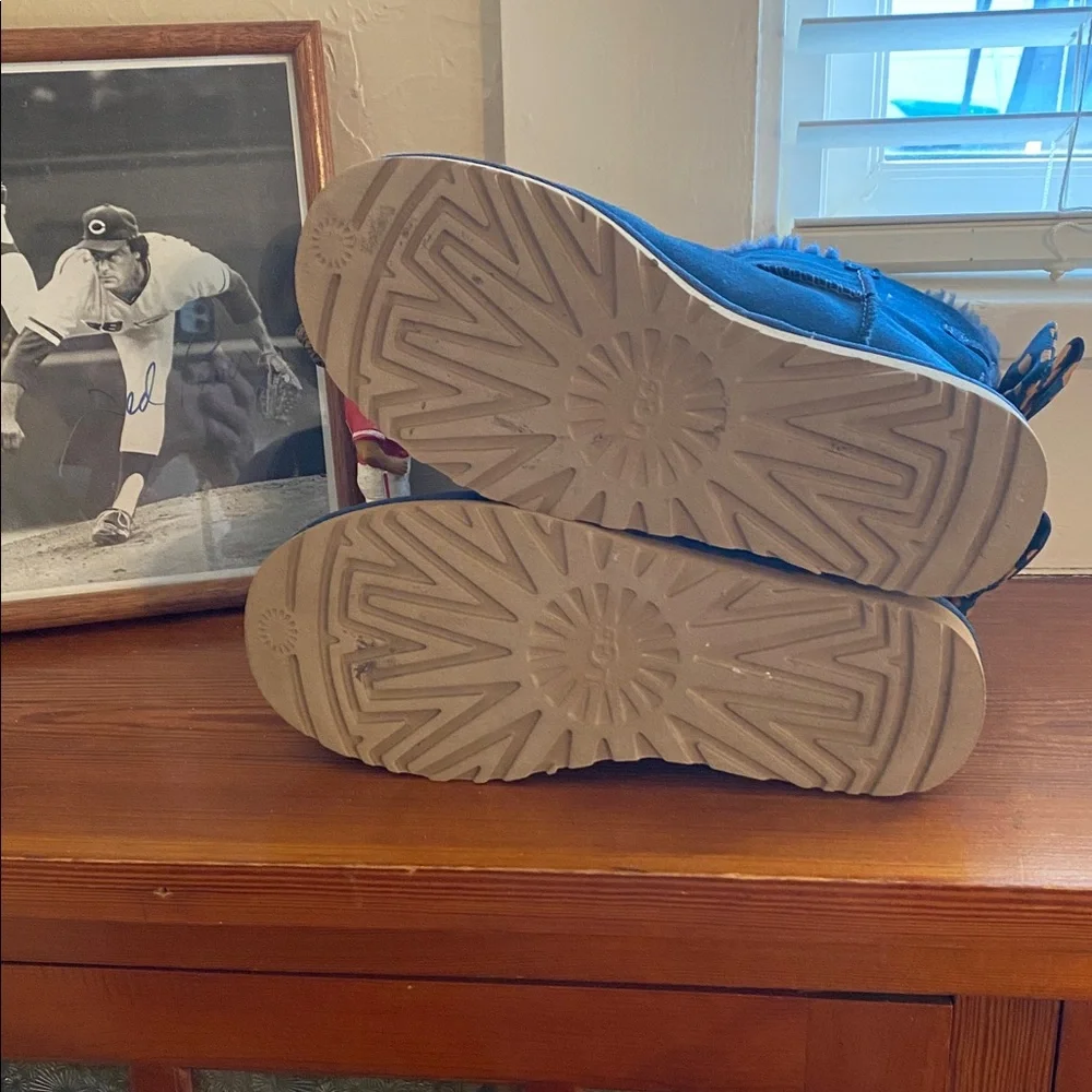 UGG like NEW Mini Bow Booties. Sz 8. Blue with Pumpkin in bows. Fur lined suede